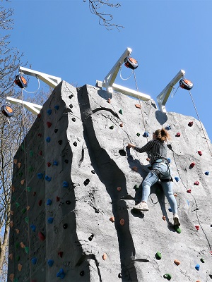 Klimtoren en tokkelbaan Roompot Hunzepark Klimwanspecialist